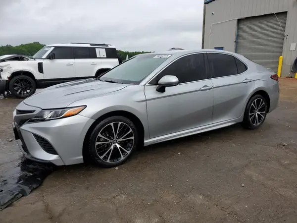 4T1B11HK8JU652002 2018 TOYOTA CAMRY - Image 1