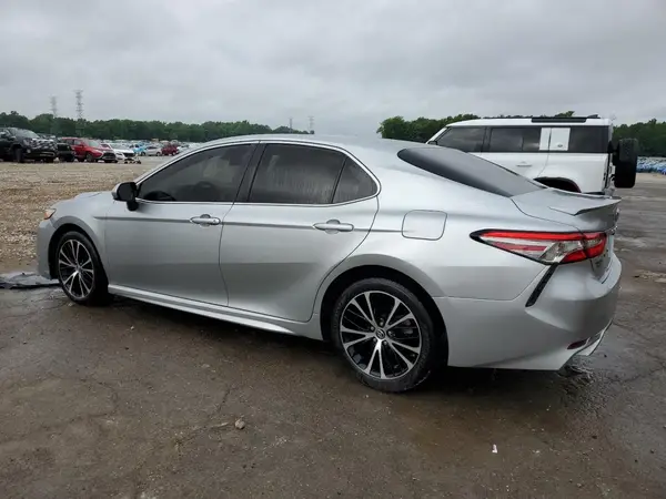4T1B11HK8JU652002 2018 TOYOTA CAMRY - Image 2
