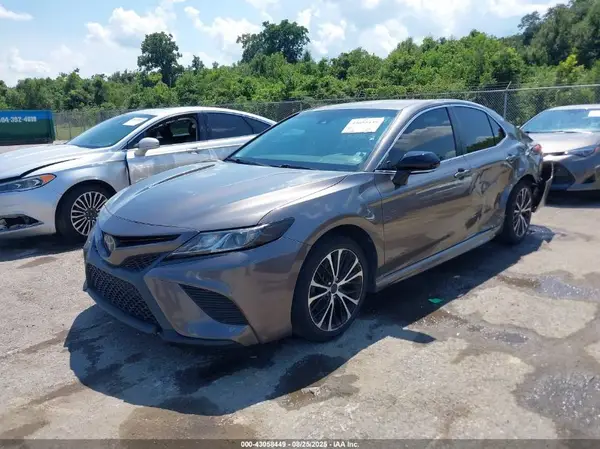 4T1B11HK8JU660441 2018 TOYOTA CAMRY - Image 2
