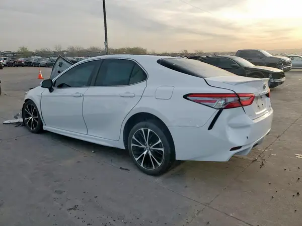4T1B11HK8JU660567 2018 TOYOTA CAMRY - Image 2