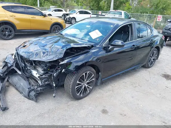 4T1B11HK8JU661329 2018 TOYOTA CAMRY - Image 2
