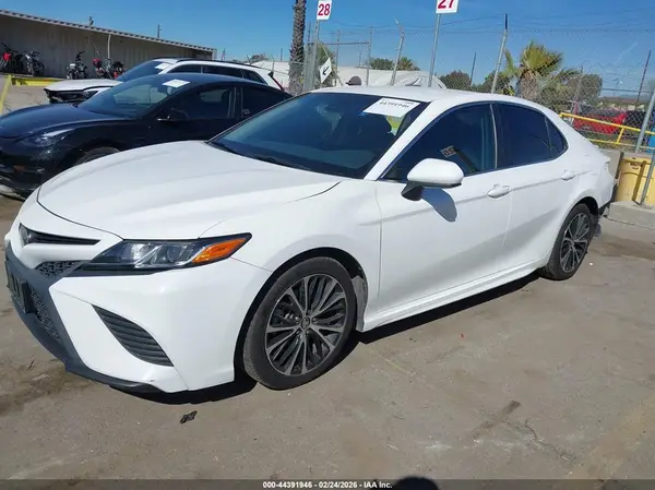 4T1B11HK8JU664358 2018 TOYOTA CAMRY - Image 2