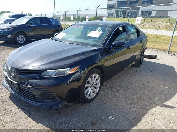 4T1B11HK8JU665591 2018 TOYOTA CAMRY - Image 2