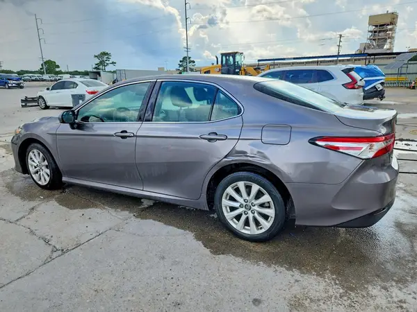 4T1B11HK8JU667499 2018 TOYOTA CAMRY - Image 2