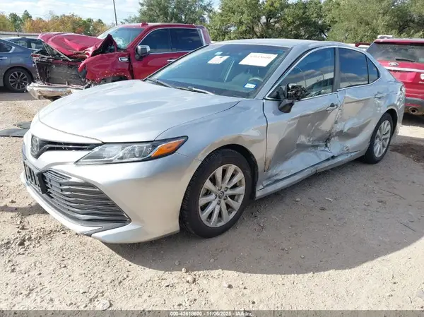 4T1B11HK8JU667907 2018 TOYOTA CAMRY - Image 2