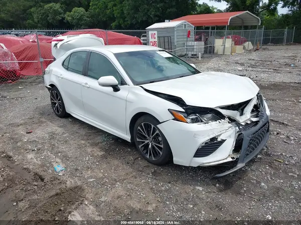 4T1B11HK8JU668328 2018 TOYOTA CAMRY - Image 1