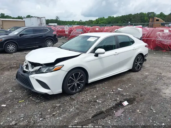 4T1B11HK8JU668328 2018 TOYOTA CAMRY - Image 2