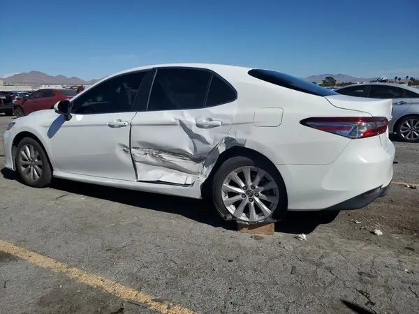 4T1B11HK8JU668992 2018 TOYOTA CAMRY - Image 2