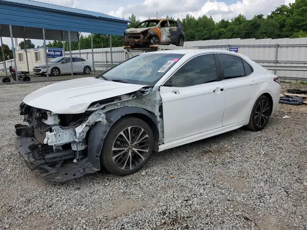 4T1B11HK8JU669723 2018 TOYOTA CAMRY - Image 1