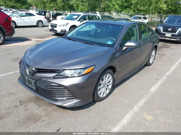 4T1B11HK8JU669785 2018 TOYOTA CAMRY - Image 2