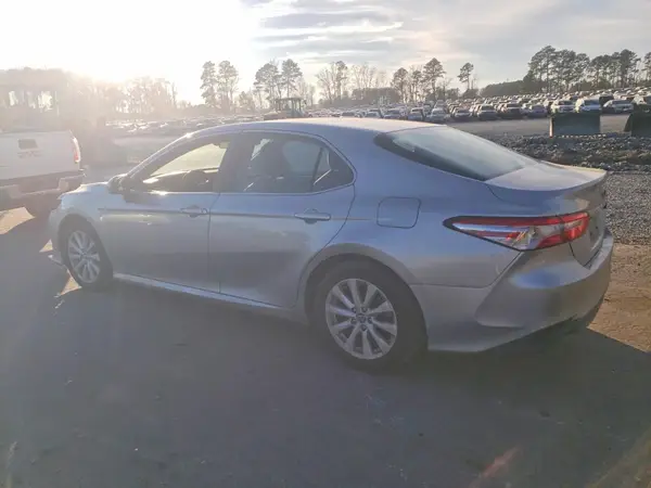 4T1B11HK8JU671990 2018 TOYOTA CAMRY - Image 2