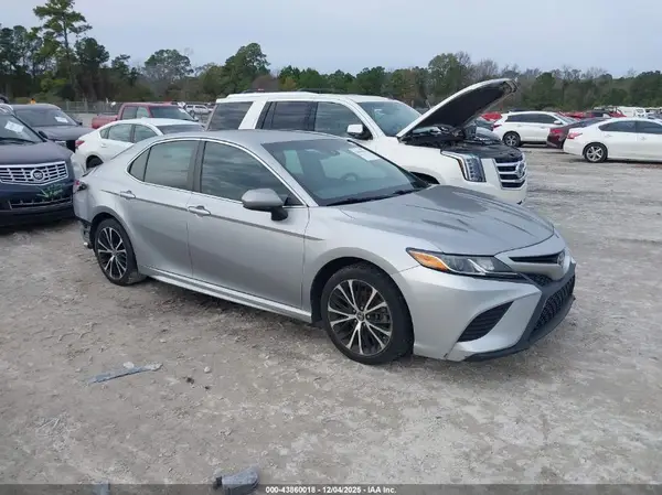 4T1B11HK8JU673593 2018 TOYOTA CAMRY - Image 1