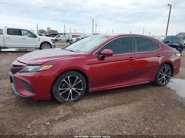 4T1B11HK8JU674761 2018 TOYOTA CAMRY - Image 2