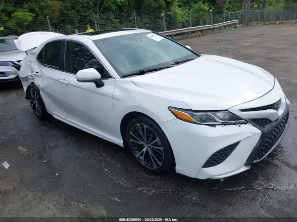 4T1B11HK8JU674775 2018 TOYOTA CAMRY - Image 1