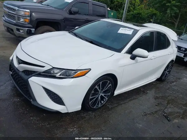 4T1B11HK8JU674775 2018 TOYOTA CAMRY - Image 2