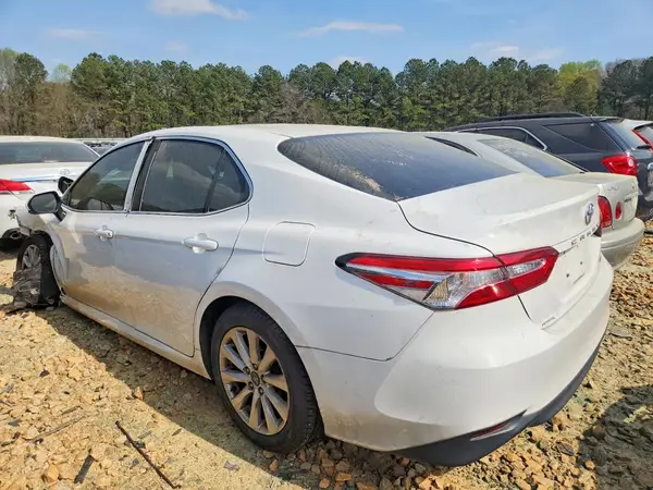 4T1B11HK8JU676803 2018 TOYOTA CAMRY - Image 2