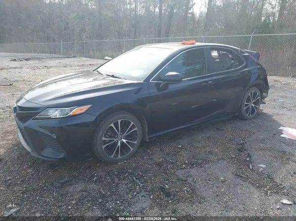 4T1B11HK8JU678230 2018 TOYOTA CAMRY - Image 2