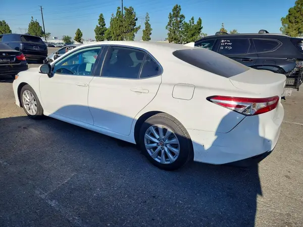 4T1B11HK8KU220124 2019 TOYOTA CAMRY - Image 2