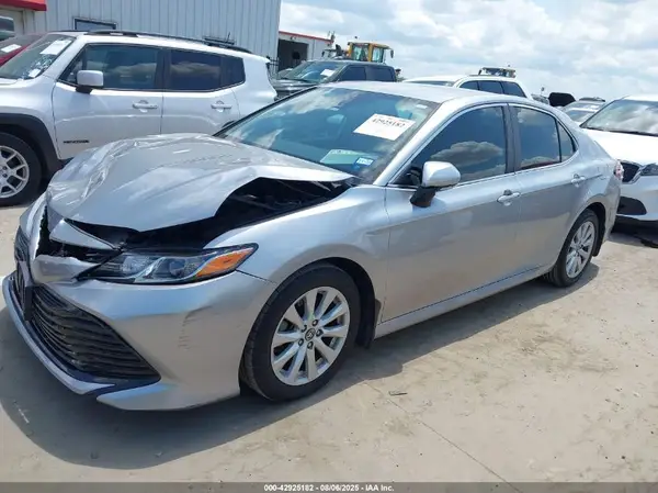 4T1B11HK8KU699998 2019 TOYOTA CAMRY - Image 2