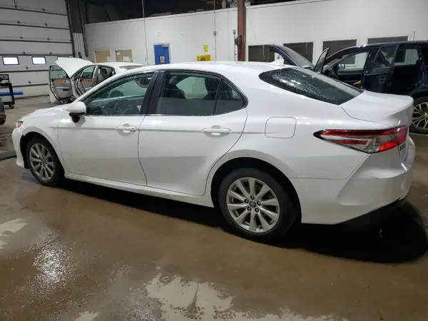 4T1B11HK8KU805897 2019 TOYOTA CAMRY - Image 2