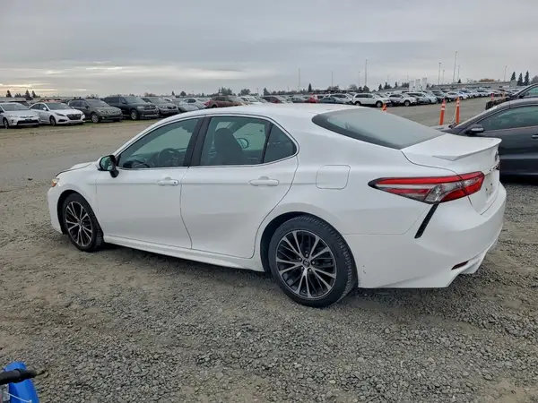 4T1B11HK9JU003700 2018 TOYOTA CAMRY - Image 2