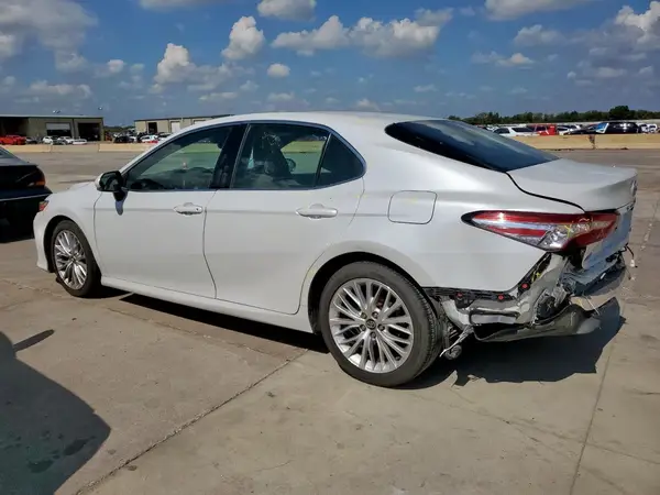 4T1B11HK9JU005933 2018 TOYOTA CAMRY - Image 2