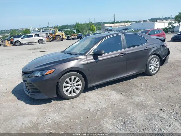 4T1B11HK9JU006242 2018 TOYOTA CAMRY - Image 2