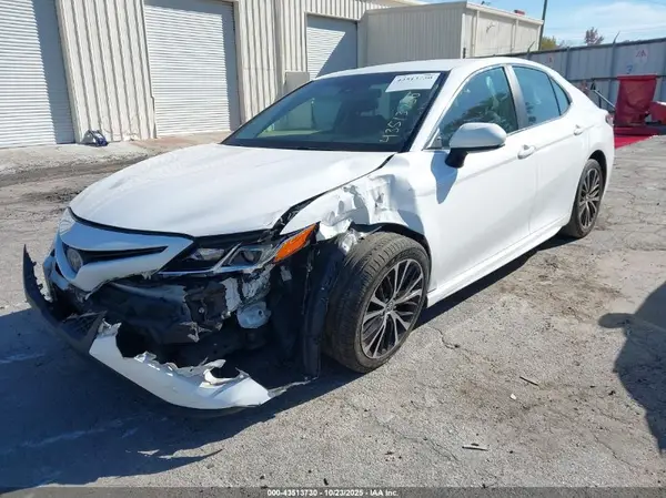 4T1B11HK9JU007990 2018 TOYOTA CAMRY - Image 2