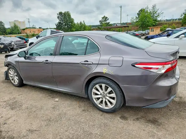 4T1B11HK9JU009819 2018 TOYOTA CAMRY - Image 2