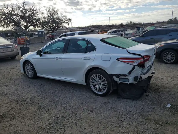4T1B11HK9JU010503 2018 TOYOTA CAMRY - Image 2