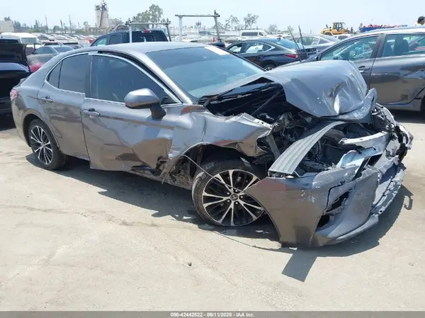 4T1B11HK9JU015104 2018 TOYOTA CAMRY - Image 1
