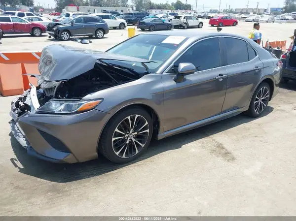 4T1B11HK9JU015104 2018 TOYOTA CAMRY - Image 2