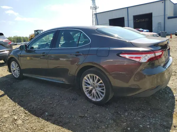 4T1B11HK9JU019590 2018 TOYOTA CAMRY - Image 2
