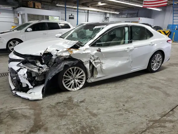 4T1B11HK9JU030802 2018 TOYOTA CAMRY - Image 1