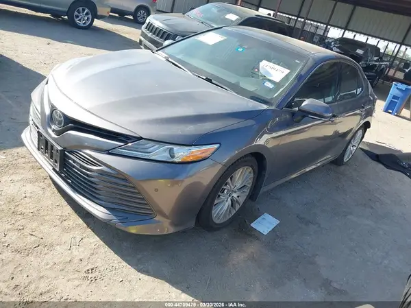 4T1B11HK9JU034901 2018 TOYOTA CAMRY - Image 2