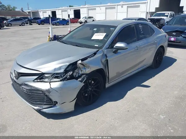 4T1B11HK9JU039225 2018 TOYOTA CAMRY - Image 2