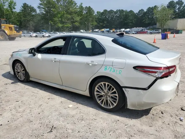 4T1B11HK9JU048281 2018 TOYOTA CAMRY - Image 2