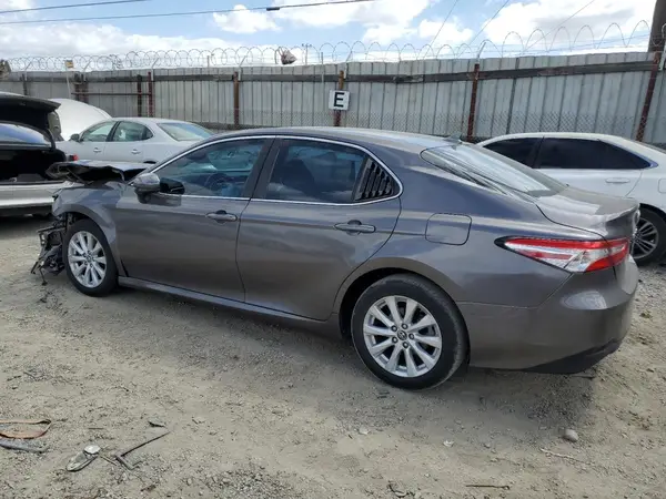 4T1B11HK9JU051391 2018 TOYOTA CAMRY - Image 2