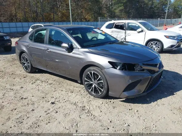4T1B11HK9JU053772 2018 TOYOTA CAMRY - Image 1