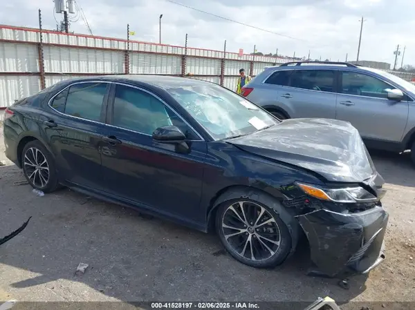 4T1B11HK9JU058289 2018 TOYOTA CAMRY - Image 1