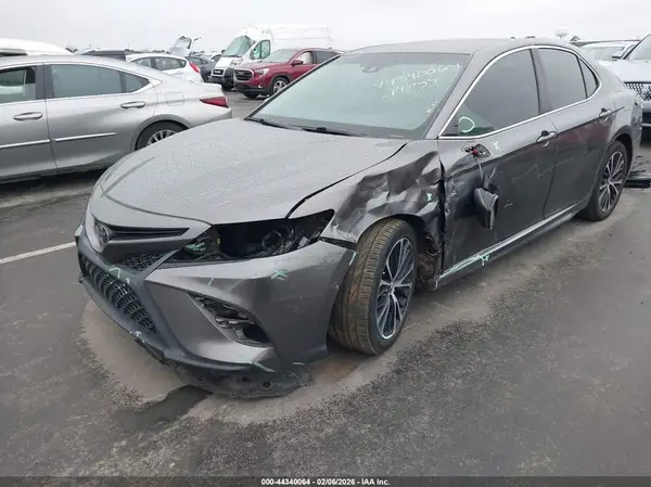 4T1B11HK9JU058731 2018 TOYOTA CAMRY - Image 2