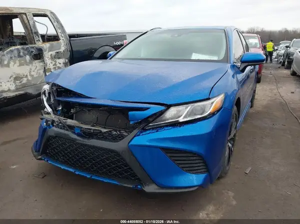 4T1B11HK9JU060009 2018 TOYOTA CAMRY - Image 2
