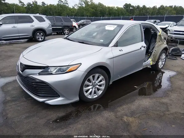 4T1B11HK9JU060138 2018 TOYOTA CAMRY - Image 2
