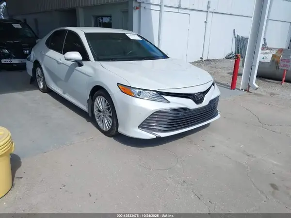 4T1B11HK9JU061743 2018 TOYOTA CAMRY - Image 1