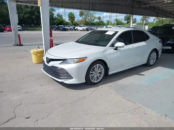 4T1B11HK9JU061743 2018 TOYOTA CAMRY - Image 2