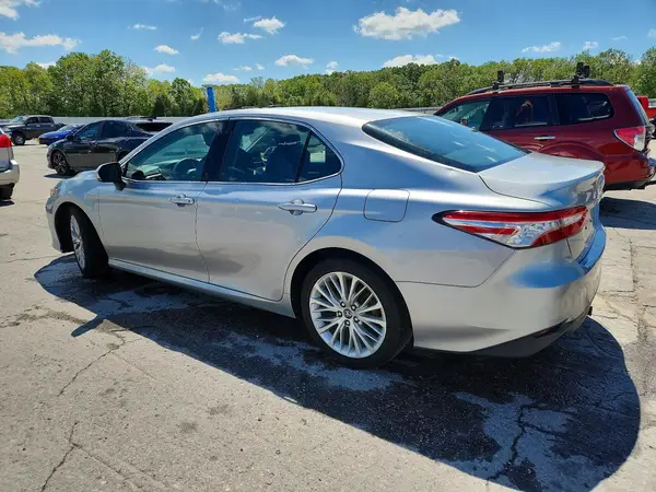 4T1B11HK9JU062097 2018 TOYOTA CAMRY - Image 2