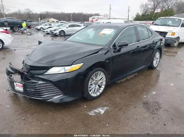 4T1B11HK9JU063640 2018 TOYOTA CAMRY - Image 2