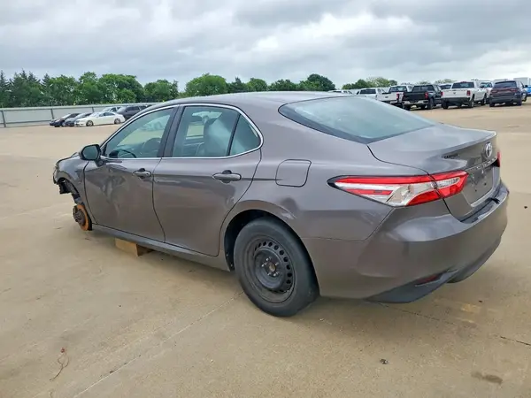 4T1B11HK9JU064349 2018 TOYOTA CAMRY - Image 2