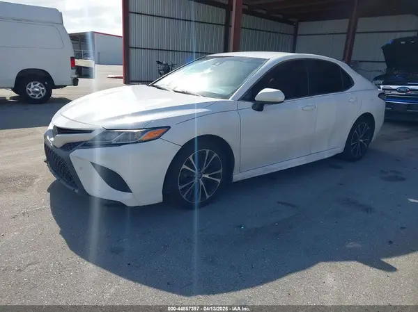 4T1B11HK9JU067400 2018 TOYOTA CAMRY - Image 2