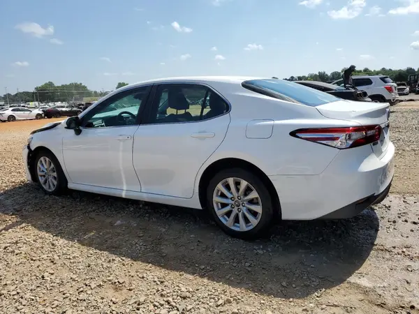 4T1B11HK9JU070233 2018 TOYOTA CAMRY - Image 2